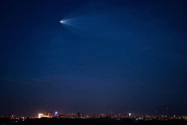 Пилотируемый корабль Союз МС-05, наблюдаемый в небе над Новосибирском после запуска с космодрома Байконур Пилотируемый корабль Союз МС-05, наблюдаемый в небе над Новосибирском после запуска с космодрома Байконур