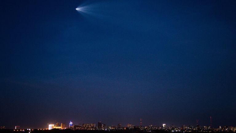 Пилотируемый корабль Союз МС-05, наблюдаемый в небе над Новосибирском после запуска с космодрома Байконур Пилотируемый корабль Союз МС-05, наблюдаемый в небе над Новосибирском после запуска с космодрома Байконур