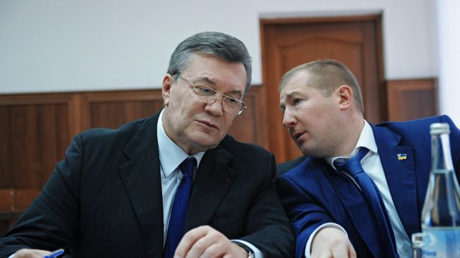 Бывший президент Украины Виктор Янукович и адвокат Виталий Сердюк. Архивное фото Бывший президент Украины Виктор Янукович и адвокат Виталий Сердюк. Архивное фото