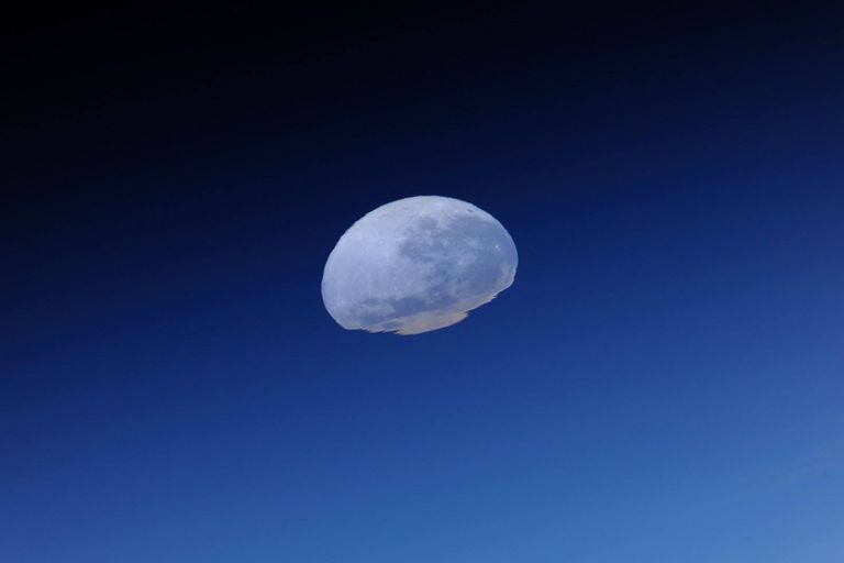 Лунный закат с борта Международной космической станции Лунный закат с борта Международной космической станции