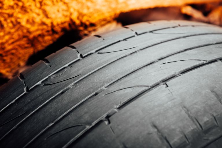 Старая автомобильная покрышка