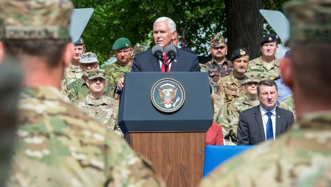 Вице-президент США Майк Пенс во время выступления в Эстонии. 31 июля 2017 Вице-президент США Майк Пенс во время выступления в Эстонии. 31 июля 2017