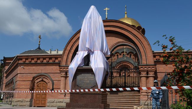 Поврежденный памятник Николаю II и цесаревичу Алексею возле собора Александра Невского в Новосибирске. Архивное фото Поврежденный памятник Николаю II и цесаревичу Алексею возле собора Александра Невского в Новосибирске. Архивное фото