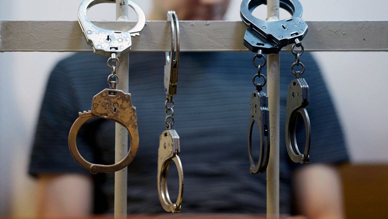 Наручники на судебном заседании Наручники на судебном заседании