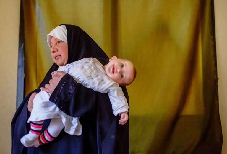 Женщина с ребенком — беженцы из Сирии — в одном из домов в городе Хальба на севере Ливана Женщина с ребенком — беженцы из Сирии — в одном из домов в городе Хальба на севере Ливана