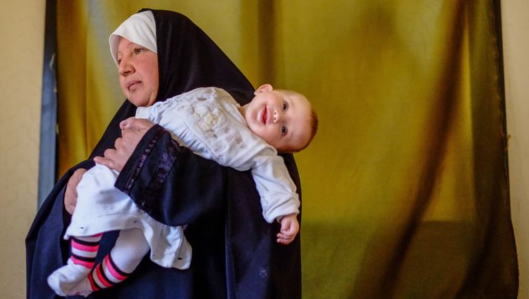 Женщина с ребенком — беженцы из Сирии — в одном из домов в городе Хальба на севере Ливана Женщина с ребенком — беженцы из Сирии — в одном из домов в городе Хальба на севере Ливана