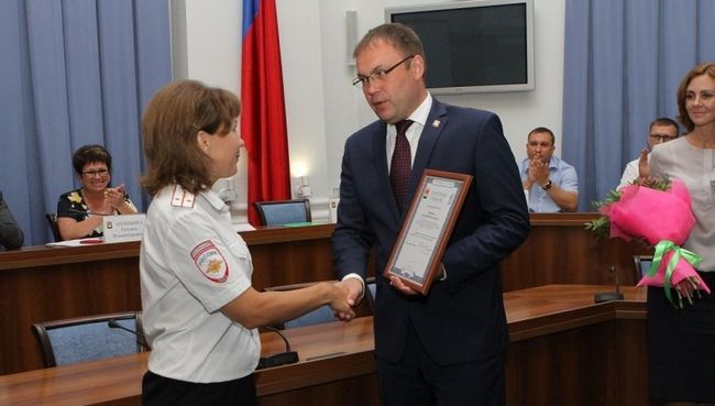 Награждение инспектора по делам несовершеннолетних отдела полиции Юбилейный УМВД России по г. Кемерово капитана полиции Евгении Шериной