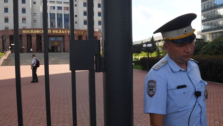 Струдник полиции у здания Московского областного суда, в котором произошла перестрелка. 1 августа 2017 Струдник полиции у здания Московского областного суда, в котором произошла перестрелка. 1 августа 2017