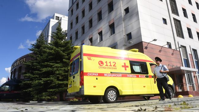 Автомобиль скорой медицинской помощи у здания Московского областного суда, в котором произошла перестрелка. 1 августа 2017 Автомобиль скорой медицинской помощи у здания Московского областного суда, в котором произошла перестрелка. 1 августа 2017