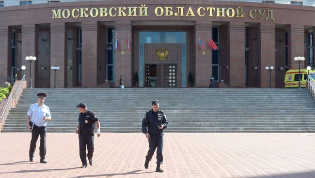 Сотрудники полиции у здания Московского областного суда, в котором произошла перестрелка. 1 августа 2017 Сотрудники полиции у здания Московского областного суда, в котором произошла перестрелка. 1 августа 2017