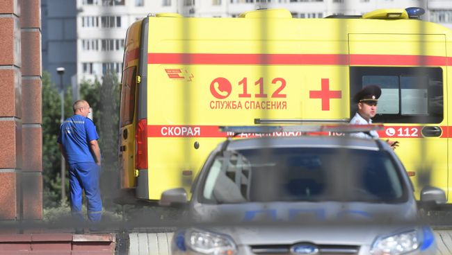 Автомобиль скорой медицинской помощи у здания Московского областного суда, в котором произошла перестрелка. 1 августа 2017 Автомобиль скорой медицинской помощи у здания Московского областного суда, в котором произошла перестрелка. 1 августа 2017
