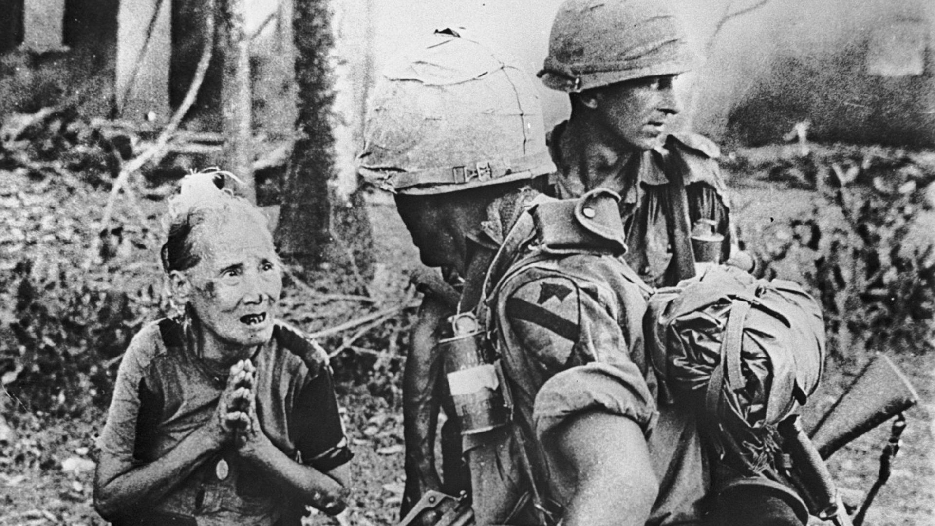 Американские военные и жительница одной из сожженных солдатами США вьетнамских деревень - РИА Новости, 1920, 12.08.2026