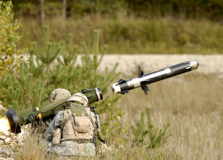 Американские военные производят выстрел из противотанкового ракетного комплекса (ПТРК) FGM-148 Javelin