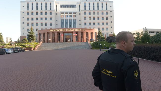 Сотрудник Федеральной службы судебных приставов у здания Московского областного суда. 1 августа 2017 Сотрудник Федеральной службы судебных приставов у здания Московского областного суда. 1 августа 2017