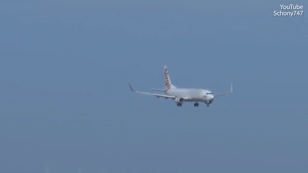 Посадку самолетов в Австралии при ветре в 100 км/ч сняли на видео Посадку самолетов в Австралии при ветре в 100 км/ч сняли на видео
