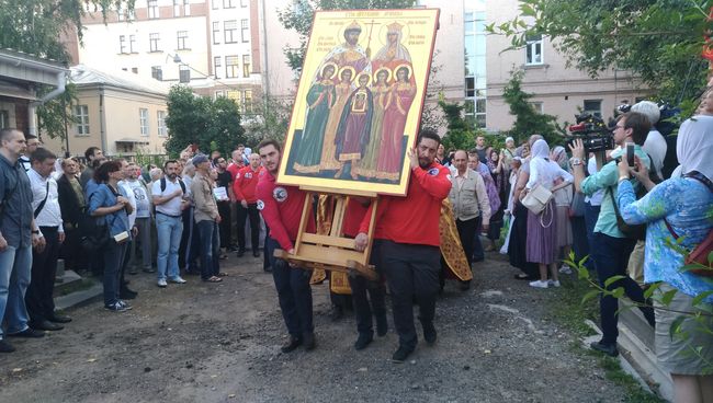 Крестный ход перед молитвенным стоянием против Матильды в Москве Крестный ход перед молитвенным стоянием против Матильды в Москве