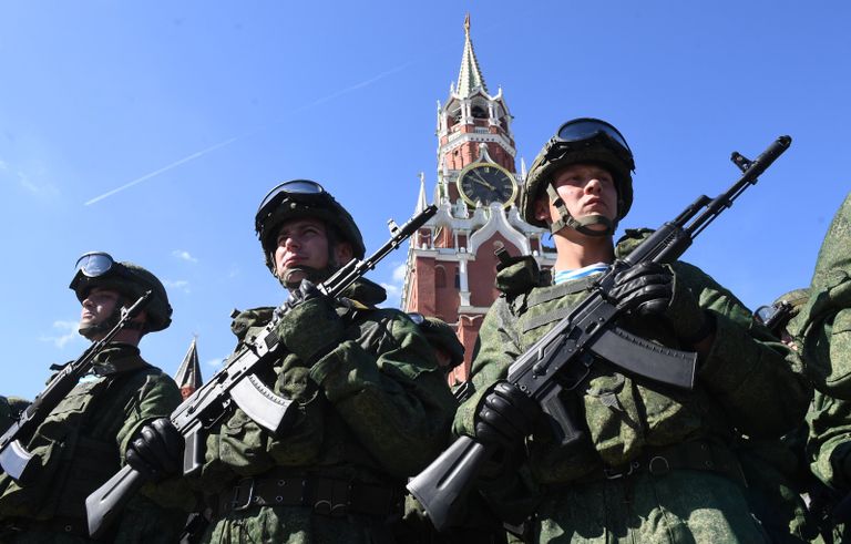 Военнослужащие на Красной площади в Москве во время празднования Дня Воздушно-десантных войск. 2 августа 2017
