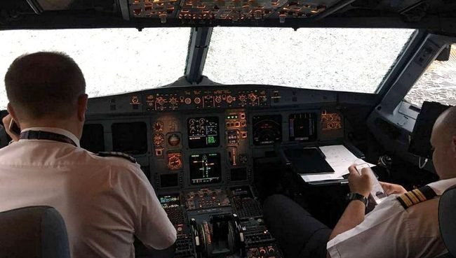 Пилот Александр Акопов в кабине поврежденного самолета Airbus А320 турецкой компании Atlas Global Пилот Александр Акопов в кабине поврежденного самолета Airbus А320 турецкой компании Atlas Global