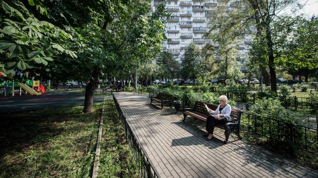 Двор жилого дома в Москве. Архивное фото Двор жилого дома в Москве. Архивное фото