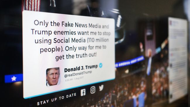 Канал реальных новостей Дональда Трампа в Facebook на экране монитора Канал реальных новостей Дональда Трампа в Facebook на экране монитора