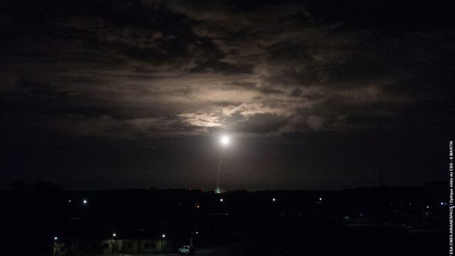 Старт ракеты-носителя Vega с космодрома Куру во Французской Гвиане Старт ракеты-носителя Vega с космодрома Куру во Французской Гвиане - РИА Новости, 1920, 21.12.2022