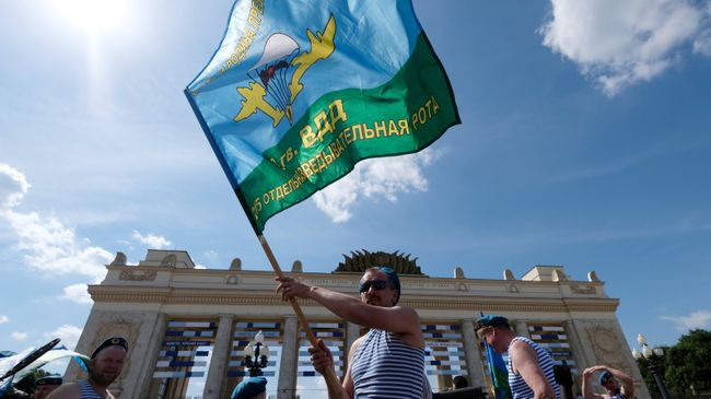 Десантники во время празднования Дня Воздушно-десантных войск в Центральном парке культуры и отдыха имени М. Горького в Москве. Архивное фото