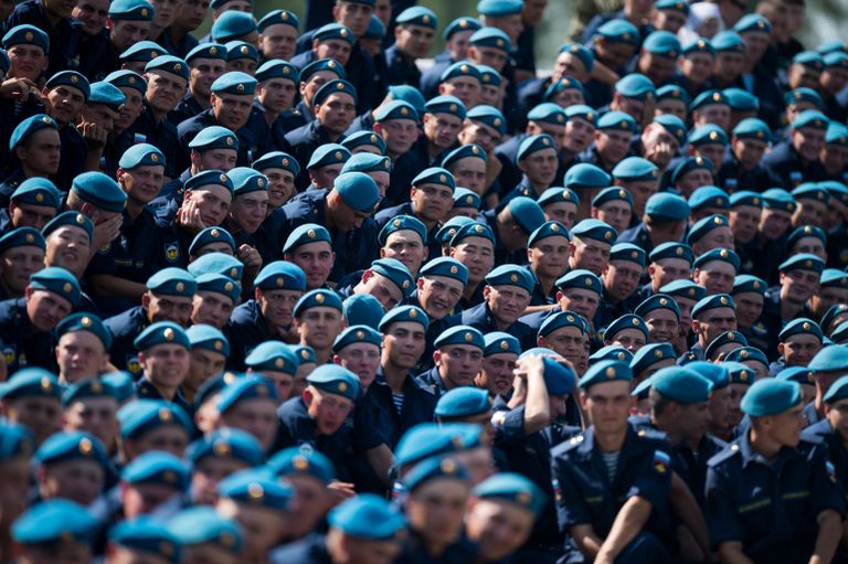 Курсанты 242-го учебного центра подготовки младших специалистов Воздушно-десантных войск в Омске