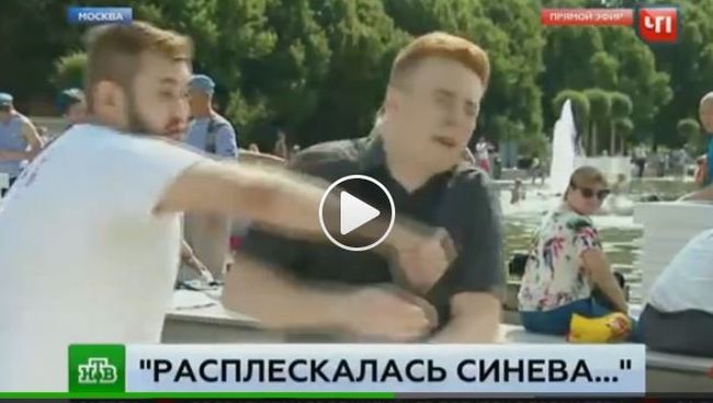 Мужчина ударил корреспондента НТВ во время прямого эфира. Стоп-кадр с видео Мужчина ударил корреспондента НТВ во время прямого эфира. Стоп-кадр с видео