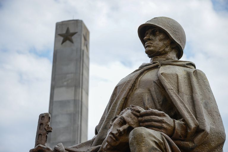 Скульптурная композиция на кладбище-мавзолее советских воинов в Варшаве
