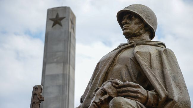 Памятник советским воинам в Польше. Архивное фото Памятник советским воинам в Польше. Архивное фото