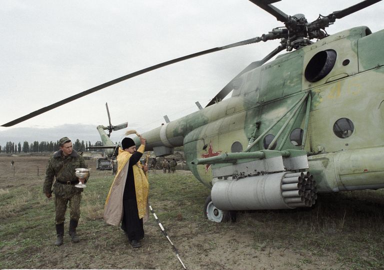 Отец Константин освящает вертолет МИ - 8