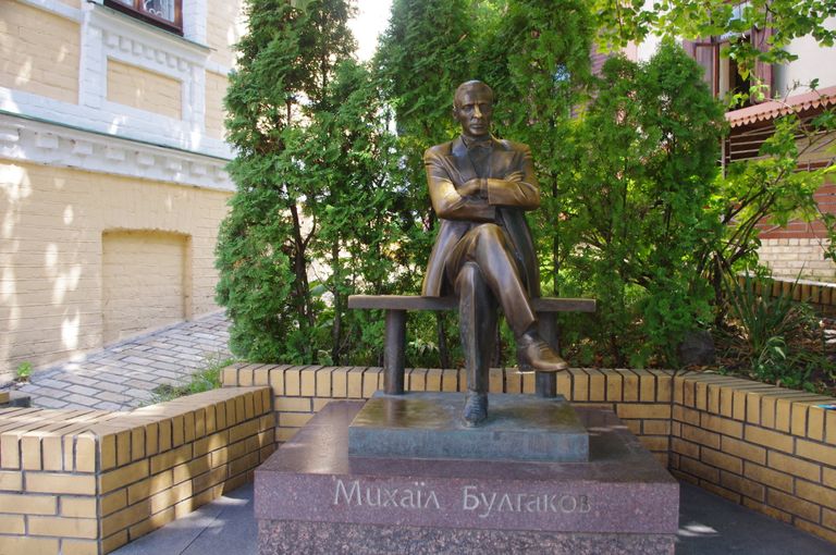 Памятник Михаилу Булгакову в Киеве 