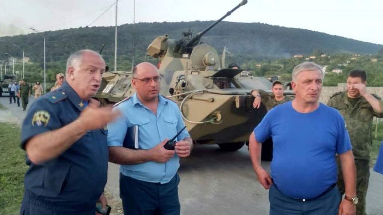 Сотрудники МЧС в районе места взрыва в селе Приморское, Абхазия. 2 августа 2017