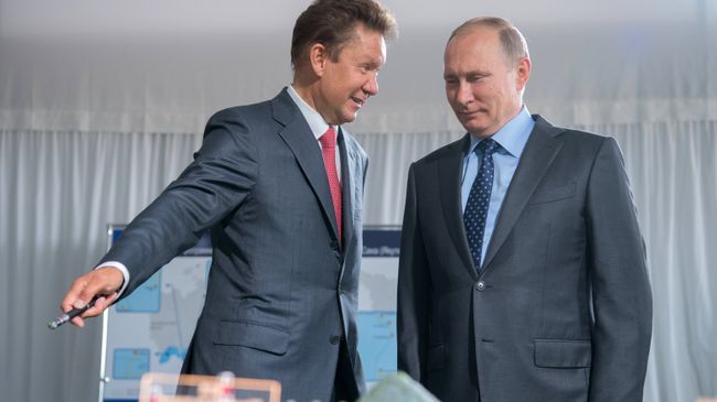 Председатель правления ПАО Газпром Алексей Миллер и президент РФ Владимир Путин осматривают макет магистрального газопровода Сила Сибири во время посещения строительной площадки Амурского ГПЗ. 3 августа 2017 Председатель правления ПАО Газпром Алексей Миллер и президент РФ Владимир Путин осматривают макет магистрального газопровода Сила Сибири во время посещения строительной площадки Амурского ГПЗ. 3 августа 2017