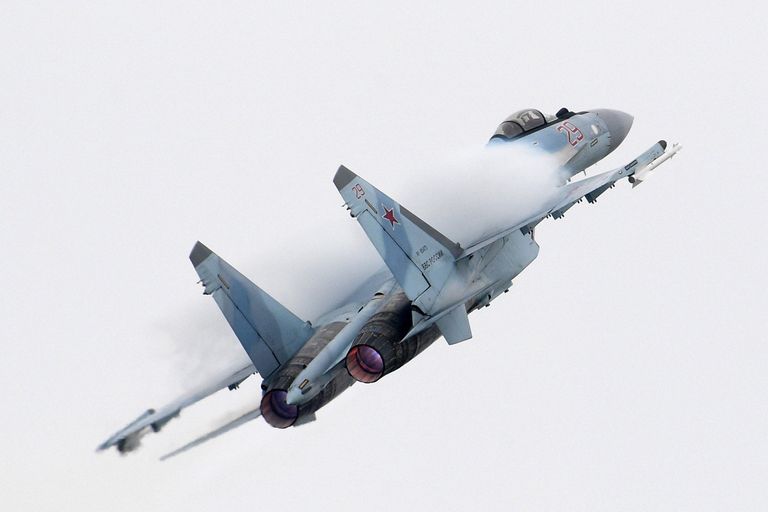 Российский многоцелевой истребитель Су-35 Российский многоцелевой истребитель Су-35
