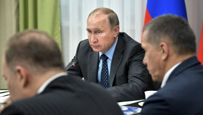 Президент РФ Владимир Путин проводит совещание в Дальневосточном федеральном округе во время посещения Нижне-Бурейской ГЭС. 3 августа 2017 Президент РФ Владимир Путин проводит совещание в Дальневосточном федеральном округе во время посещения Нижне-Бурейской ГЭС. 3 августа 2017