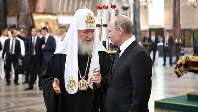 Президент РФ В. Путин принПрезидент РФ Владимир Путин и патриарх Московский и Всея Руси Кирилл. архивное фотоимает участие в торжествах по случаю Дня ВМФ РФ