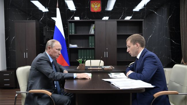 Президент РФ Владимир Путин и губернатор Амурской области Александр Козлов во время встречи. 3 августа 2017