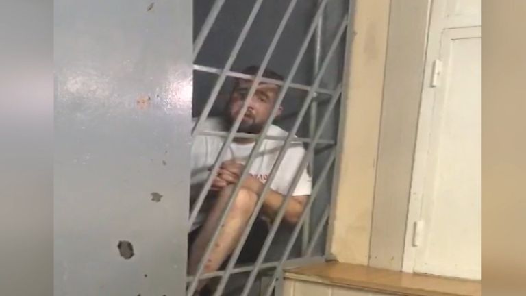 Ударивший журналиста НТВ попросил полицейских отпустить его по-братски