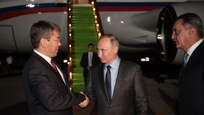 Президент РФ Владимир Путин во время встречи в аэропорту Байкал города Улан-Удэ Президент РФ Владимир Путин во время встречи в аэропорту Байкал города Улан-Удэ