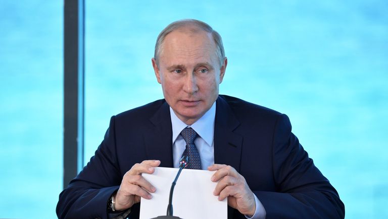 Президент РФ Владимир Путин проводит совещание в поселке Танхой в Байкальском государственном природном биосферном заповеднике. 3 августа 2017