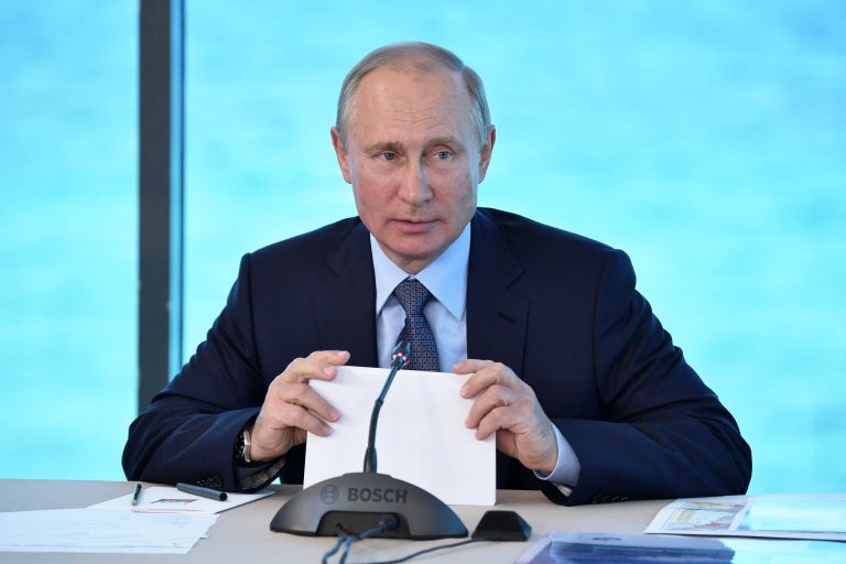 Президент РФ Владимир Путин проводит совещание в поселке Танхой в Байкальском государственном природном биосферном заповеднике. 3 августа 2017 Президент РФ Владимир Путин проводит совещание в поселке Танхой в Байкальском государственном природном биосферном заповеднике. 3 августа 2017