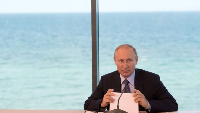 Президент РФ Владимир Путин проводит совещание в поселке Танхой в Байкальском государственном природном биосферном заповеднике. 3 августа 2017