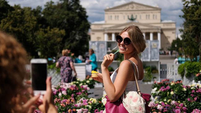 Посетители фестиваля Московское лето. Цветочный джем в Москве. Архивное фото Посетители фестиваля Московское лето. Цветочный джем в Москве. Архивное фото