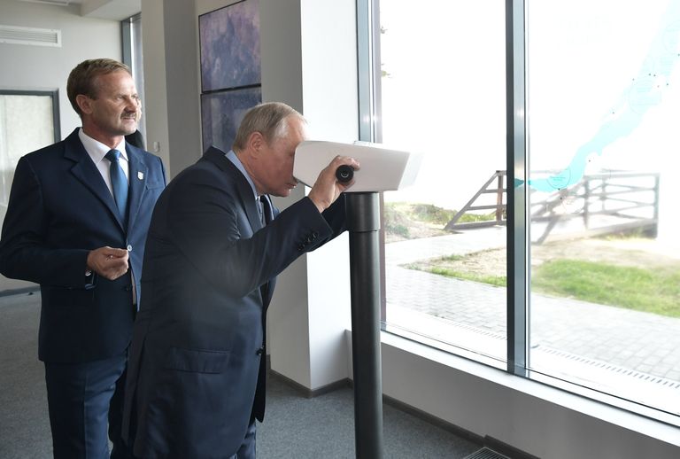 Президент РФ Владимир Путин знакомится с работой визит-центра Байкал заповедный на берегу озера Байкал Президент РФ Владимир Путин знакомится с работой визит-центра Байкал заповедный на берегу озера Байкал