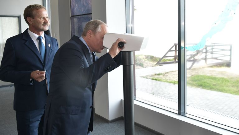 Президент РФ Владимир Путин знакомится с работой визит-центра Байкал заповедный на берегу озера Байкал