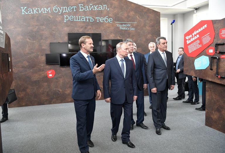 Президент РФ Владимир Путин знакомится с работой визит-центра Байкал заповедный на берегу озера Байкал Президент РФ Владимир Путин знакомится с работой визит-центра Байкал заповедный на берегу озера Байкал