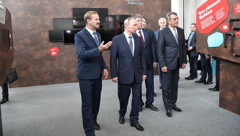 Президент РФ Владимир Путин знакомится с работой визит-центра Байкал заповедный на берегу озера Байкал