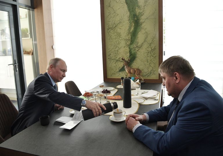 Президент РФ Владимир Путин на встрече с мэром города Черемхово Вадимом Семеновым во время посещения Байкальского государственного природного биосферного заповедник Президент РФ Владимир Путин на встрече с мэром города Черемхово Вадимом Семеновым во время посещения Байкальского государственного природного биосферного заповедник