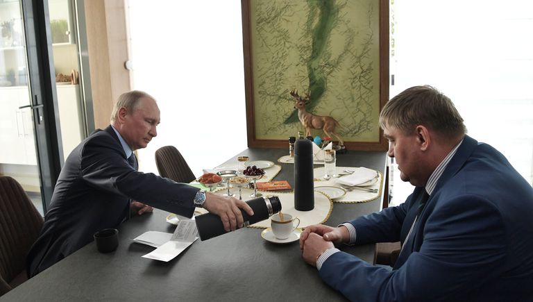 Президент РФ Владимир Путин на встрече с мэром города Черемхово Вадимом Семеновым во время посещения Байкальского государственного природного биосферного заповедник